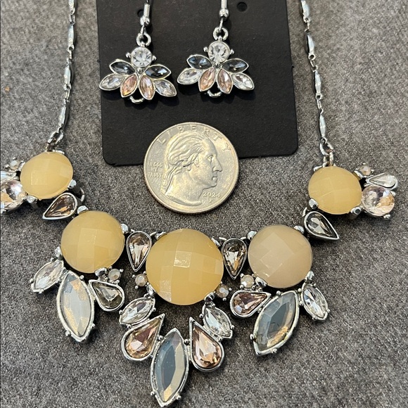 🌻3/$15 The Limited Silvertone Rhinestone Statement Necklace & Earring Set - Picture 5 of 6